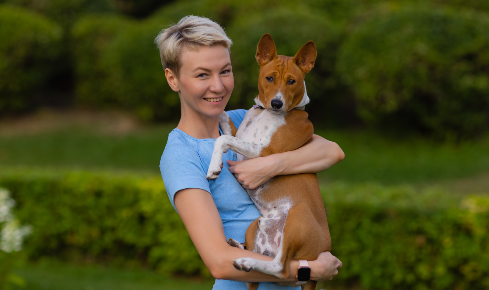 Prendere in braccio un cane di piccola taglia, è giusto o sbagliato?