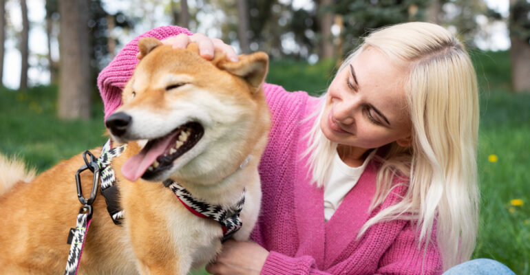 donna-accarezza-cane