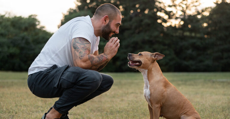 umano-che-parla-al-cane